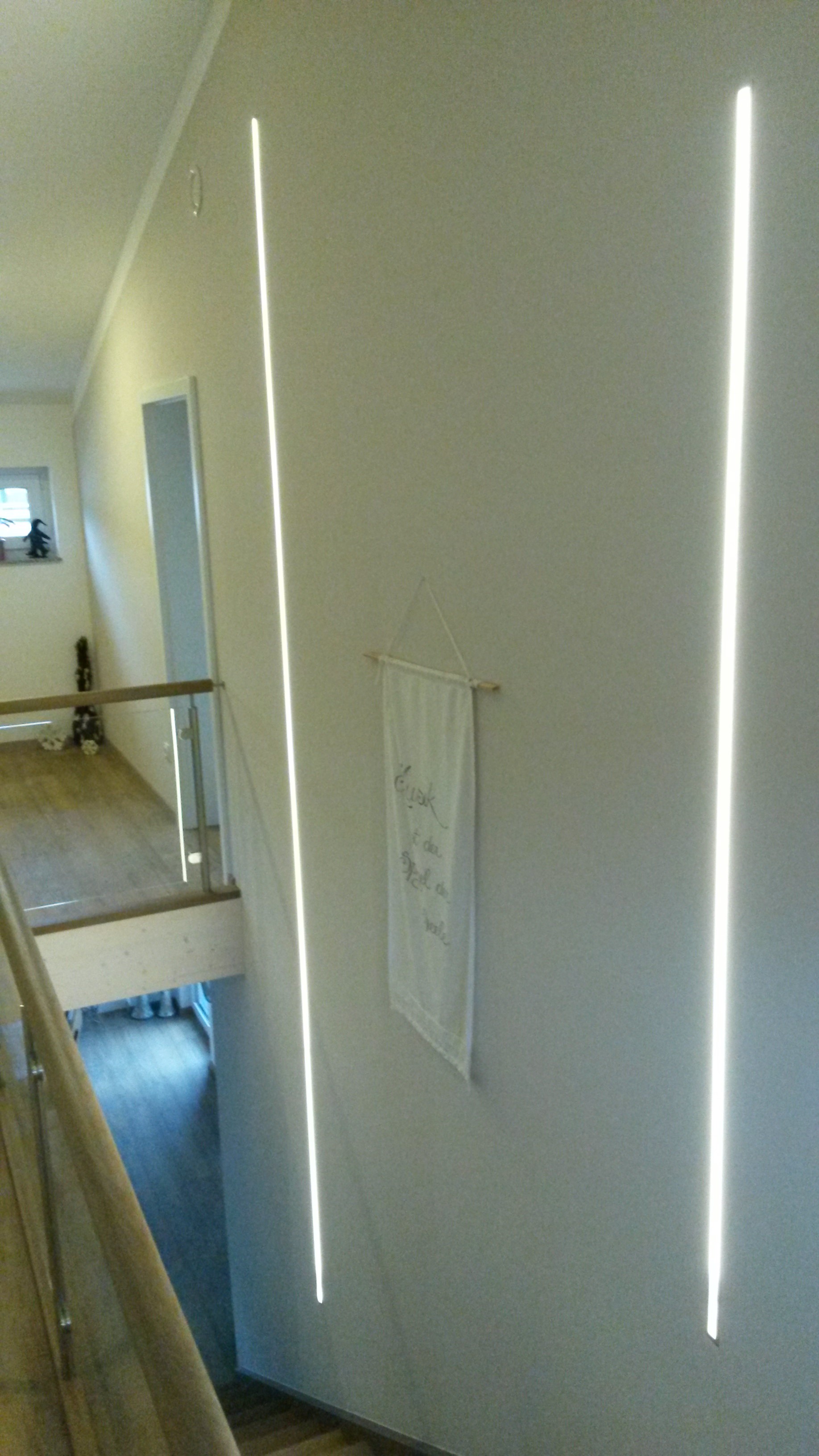 Vertikale Lichtlinien in einem Treppenhaus